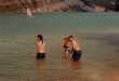 Olivier, Cécile et Titi bravent courageusement l'eau froide du lac de Castillon