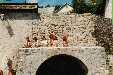 L'étalage à volailles sur la fontaine du village