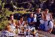 Dernier petit déjeuner de groupe : Achille-qui-boude, Vincent et Léonard, Bulle-fâchée-sur-Achille, Alain-Manon-Céline, Catherine-qui-attend-que-son-homme-se-lève, Fred, Diane-qui-observe-Manon et Cécile-qui-prend-la-photo