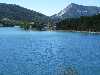Le lac de Castillon vu de la pinède près du barrage